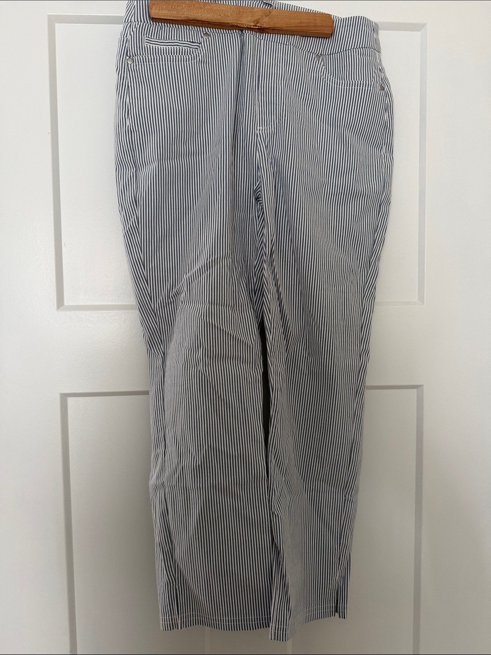Mario Serrani Navy and White Pinstripe Capris